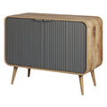 Moderne houten kast met ribbeldeuren en Scandinavisch design