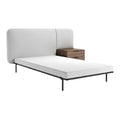 Moderne bed met gestoffeerde achterwand en nachtkastje