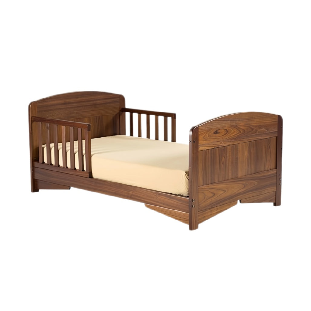 Houten peuterbed met veiligheidshekken